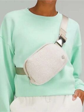 Lululemon Everywhere Belt Bag Crossbody 1L Fleece Sherpa Ivory